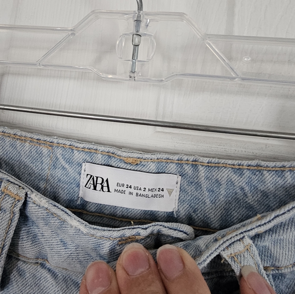 Zara High Rise Ripped Light Wash Straight Leg Mom Jeans Size 2 - Picture 5 of 5